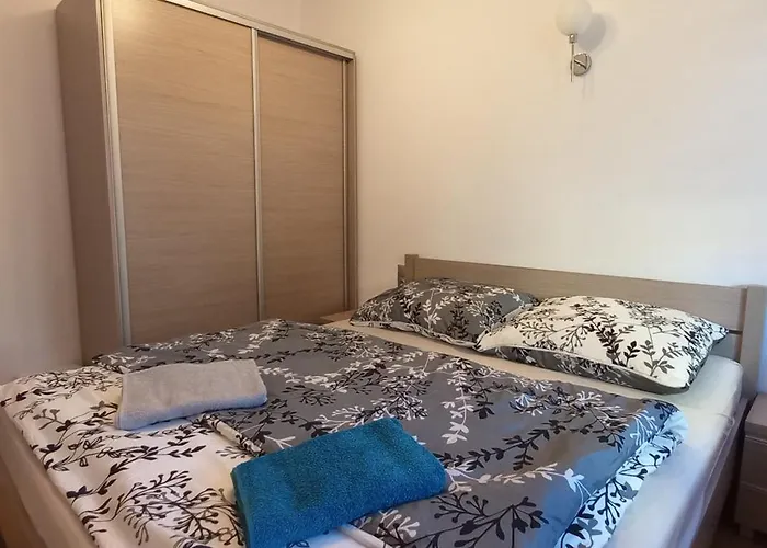 Apartament Juki, Obok Katowice Wynajem Na Doby, Krotkoterminowy, 2 Pokoje Balkon, 50M2,- Po Kapitalnym Remoncie 2-Ga Sypialnia Jest Czescia Salonu Blisko Centrum Leczenia Oparzen 2,5 Km