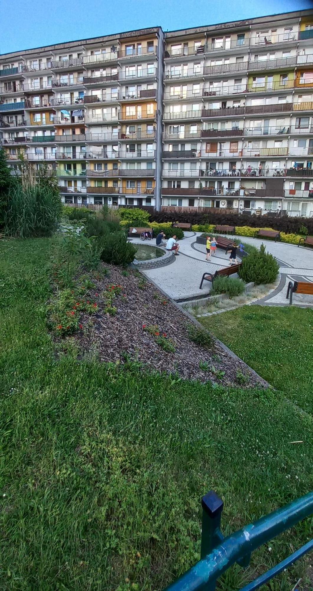 Apartment Juki, Obok Katowice Wynajem Na Doby, Krotkoterminowy, 2 Balkon, 50m2,- Po Kapitalnym Remoncie 2-ga Sypialnia Jest Czescia Salonu Blisko Centrum Leczenia Oparzen 2,5 Km Siemianowice Slaskie