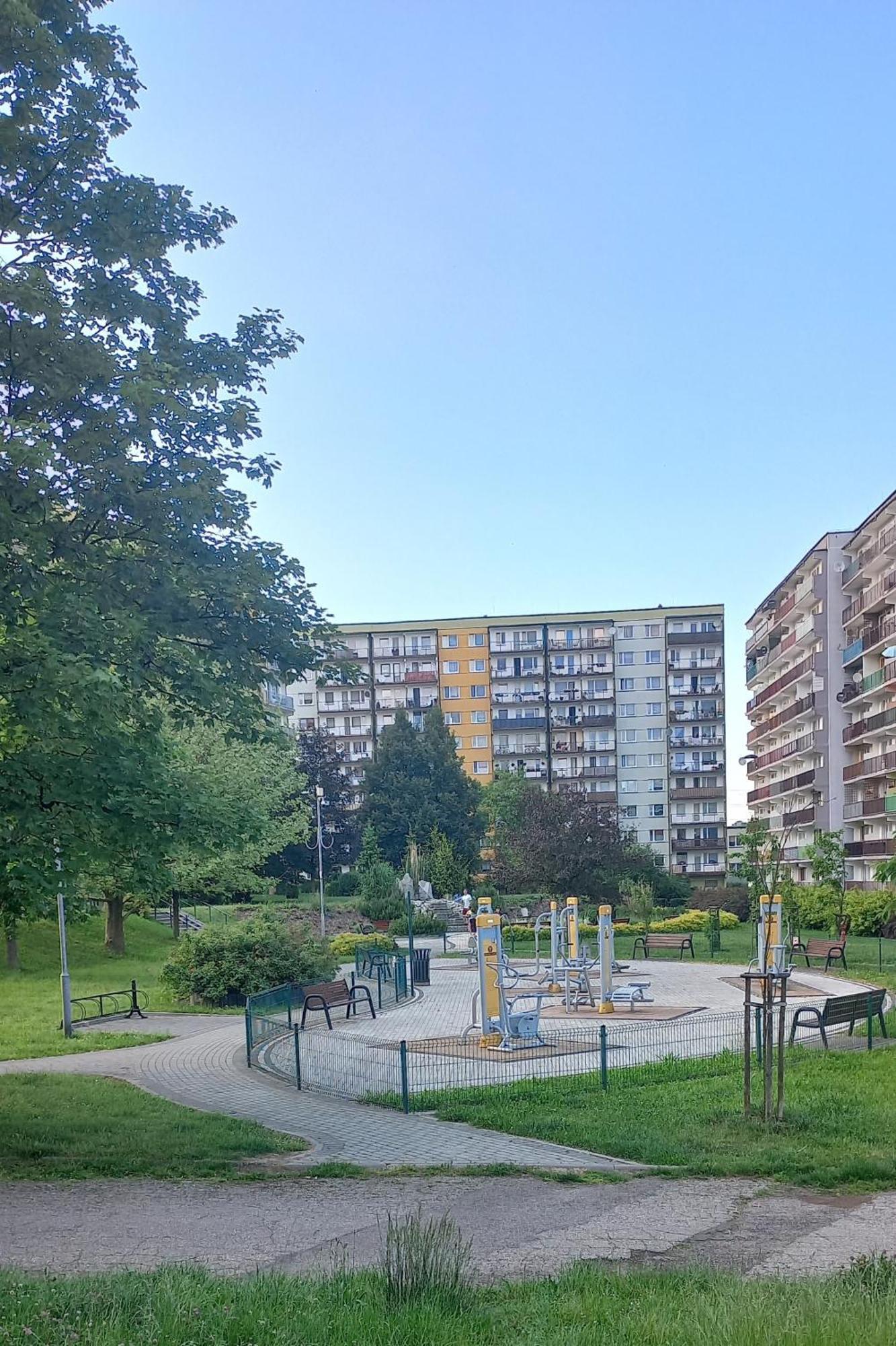 Juki, Obok Katowice Wynajem Na Doby, Krotkoterminowy, 2 Balkon, 50m2,- Po Kapitalnym Remoncie 2-ga Sypialnia Jest Czescia Salonu Blisko Centrum Leczenia Oparzen 2,5 Km * Siemianowice Slaskie
