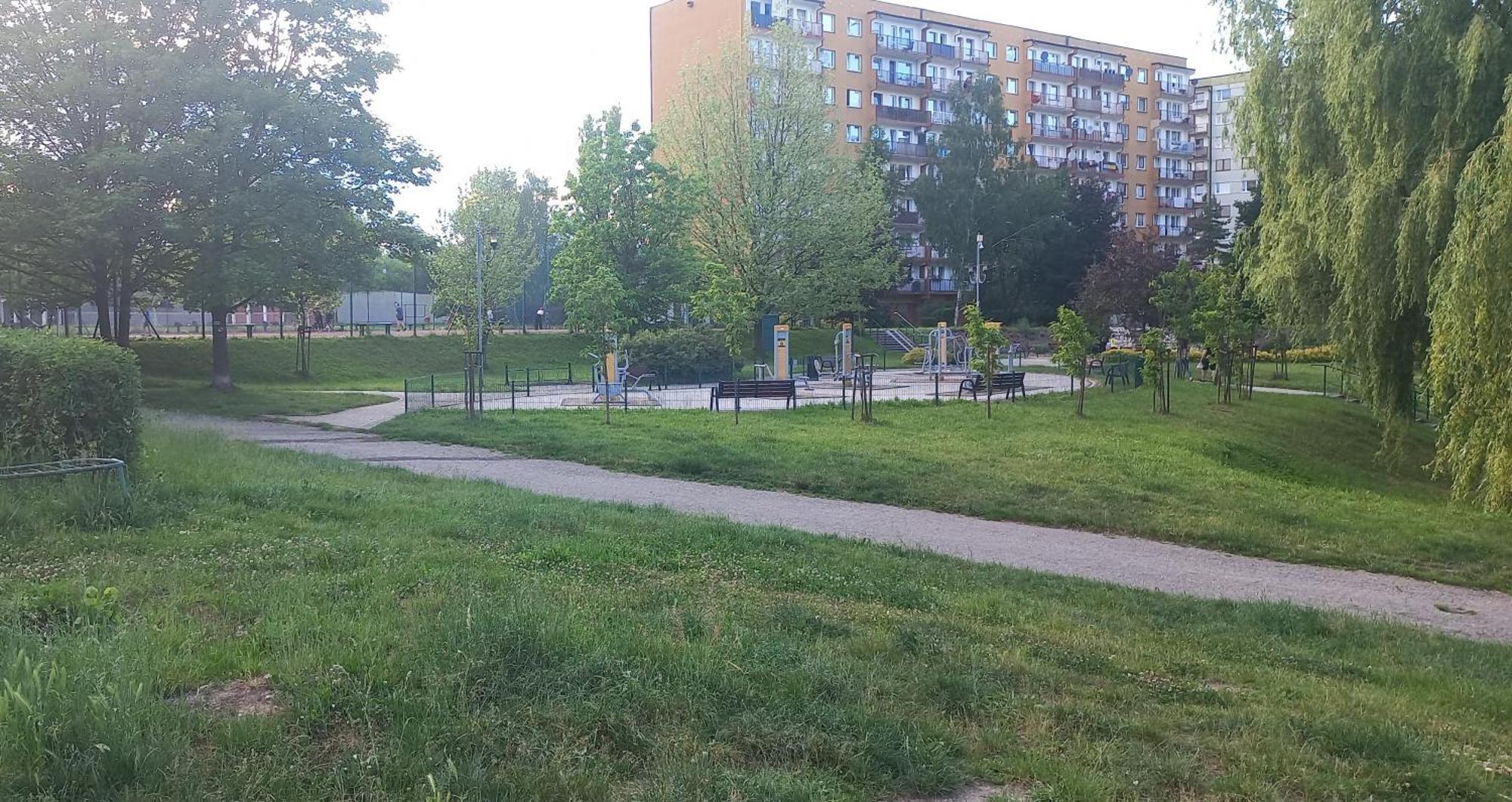 Juki, Obok Katowice Wynajem Na Doby, Krotkoterminowy, 2 Balkon, 50m2,- Po Kapitalnym Remoncie 2-ga Sypialnia Jest Czescia Salonu Blisko Centrum Leczenia Oparzen 2,5 Km * Siemianowice Slaskie