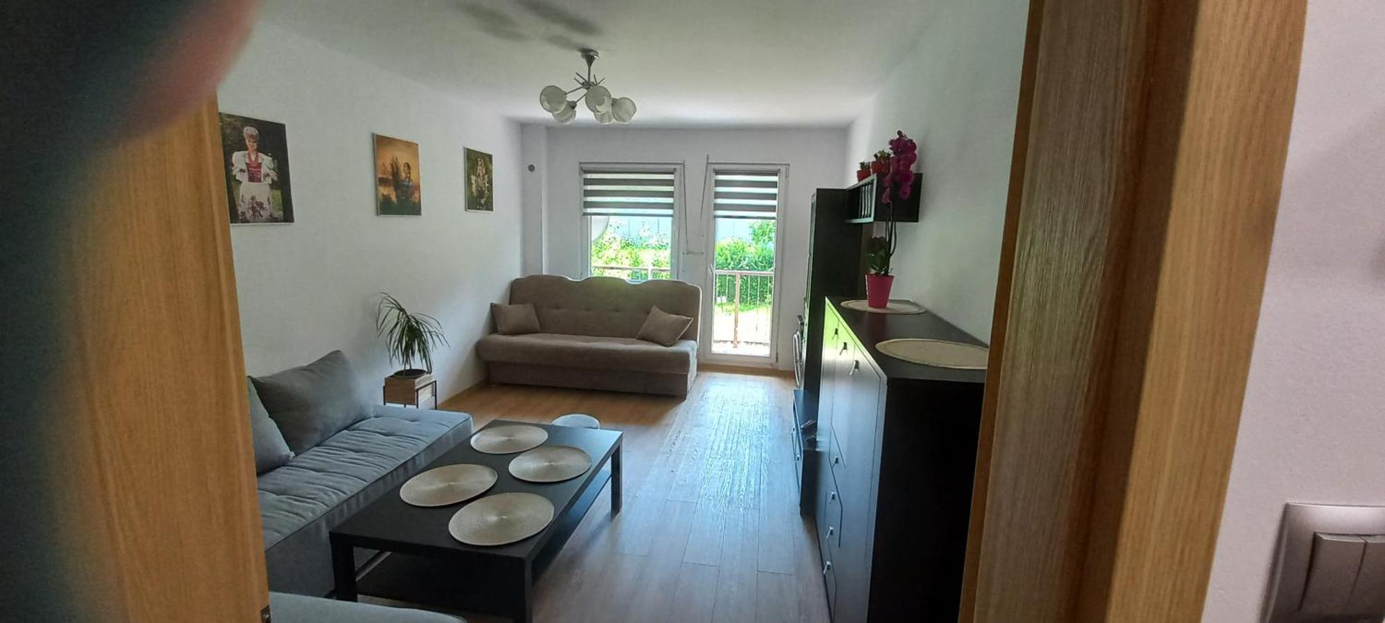 Juki, Obok Katowice Wynajem Na Doby, Krotkoterminowy, 2 Balkon, 50m2,- Po Kapitalnym Remoncie 2-ga Sypialnia Jest Czescia Salonu Blisko Centrum Leczenia Oparzen 2,5 Km *