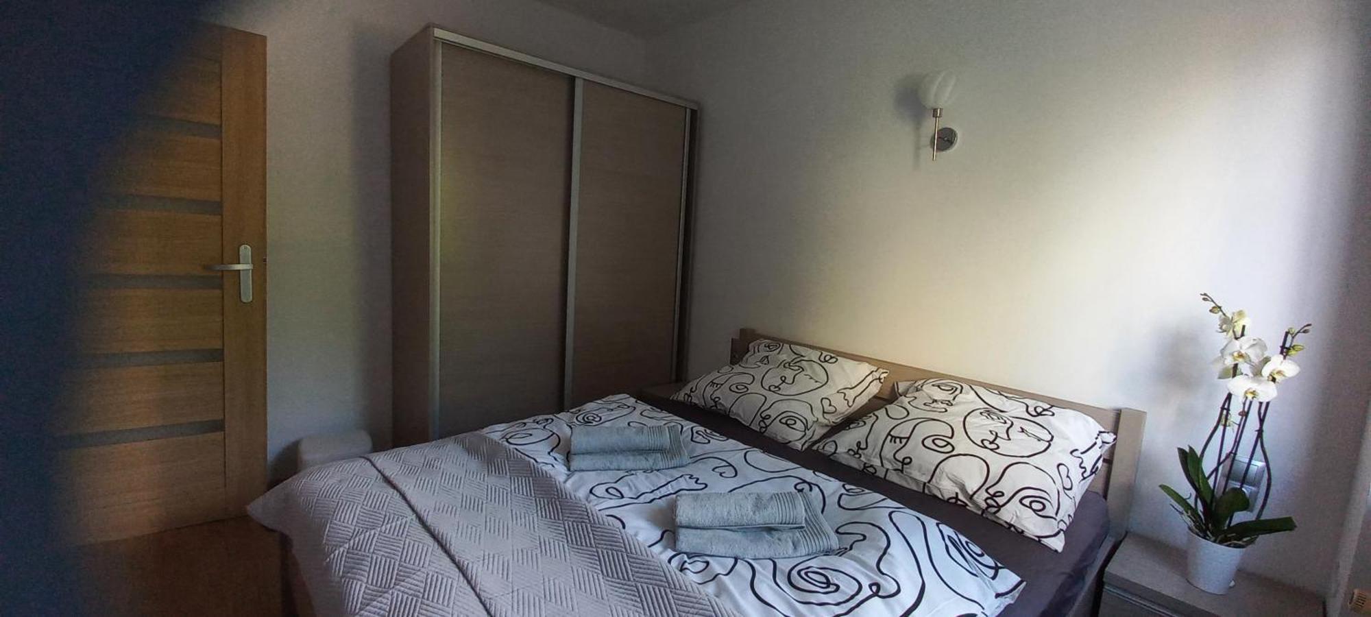 Juki, Obok Katowice Wynajem Na Doby, Krotkoterminowy, 2 Balkon, 50m2,- Po Kapitalnym Remoncie 2-ga Sypialnia Jest Czescia Salonu Blisko Centrum Leczenia Oparzen 2,5 Km Apartment