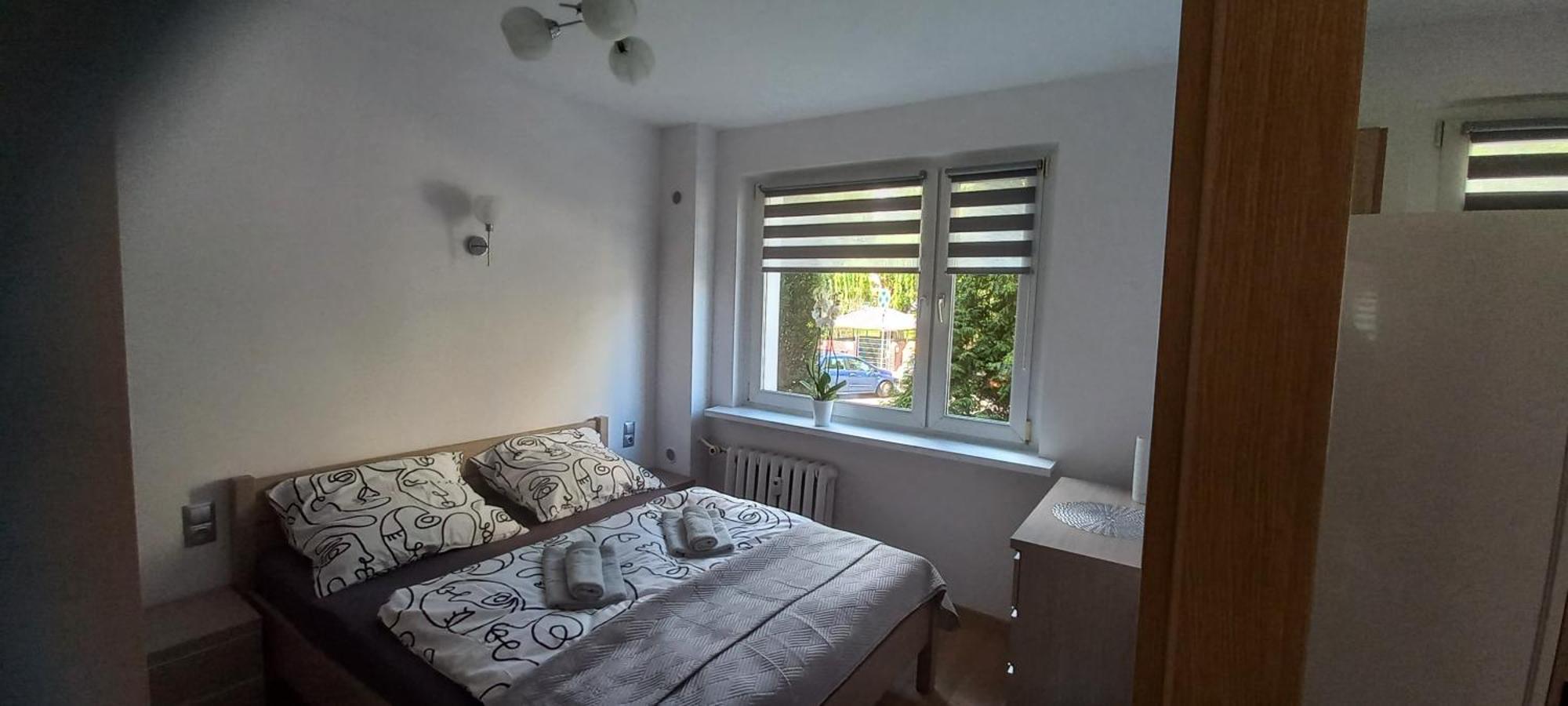 Apartment Juki, Obok Katowice Wynajem Na Doby, Krotkoterminowy, 2 Balkon, 50m2,- Po Kapitalnym Remoncie 2-ga Sypialnia Jest Czescia Salonu Blisko Centrum Leczenia Oparzen 2,5 Km Siemianowice Slaskie
