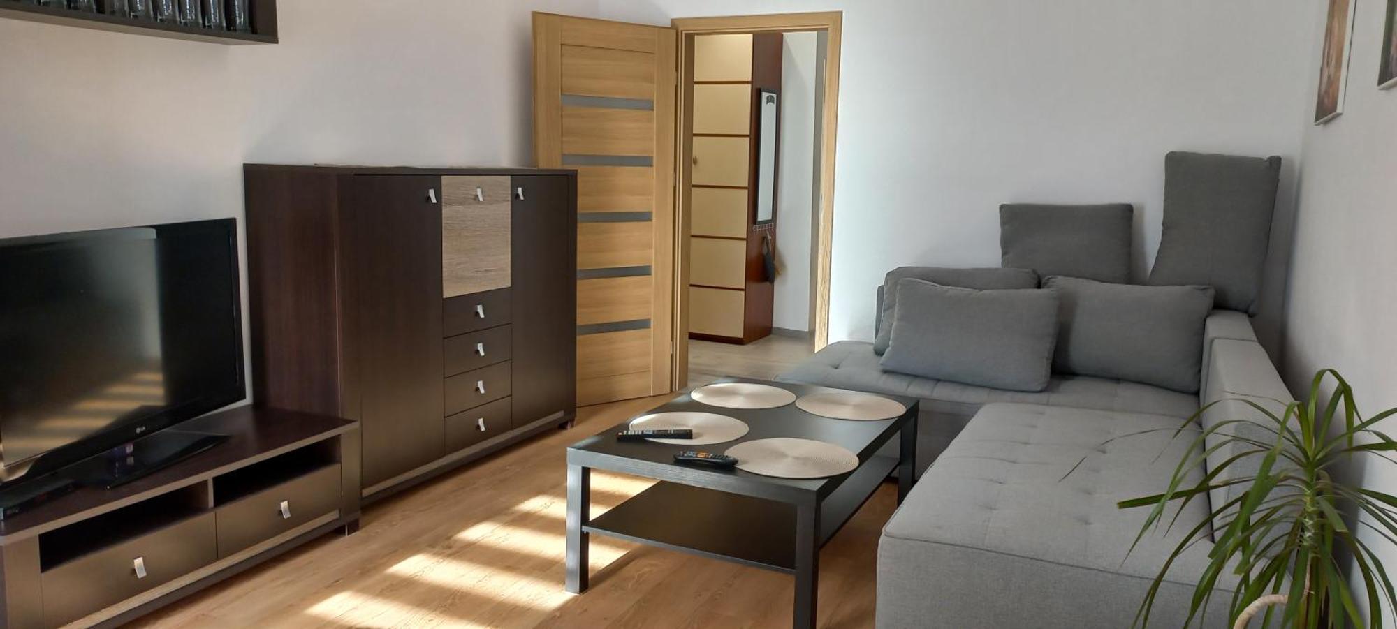 Apartment Juki, Obok Katowice Wynajem Na Doby, Krotkoterminowy, 2 Balkon, 50m2,- Po Kapitalnym Remoncie 2-ga Sypialnia Jest Czescia Salonu Blisko Centrum Leczenia Oparzen 2,5 Km Siemianowice Slaskie