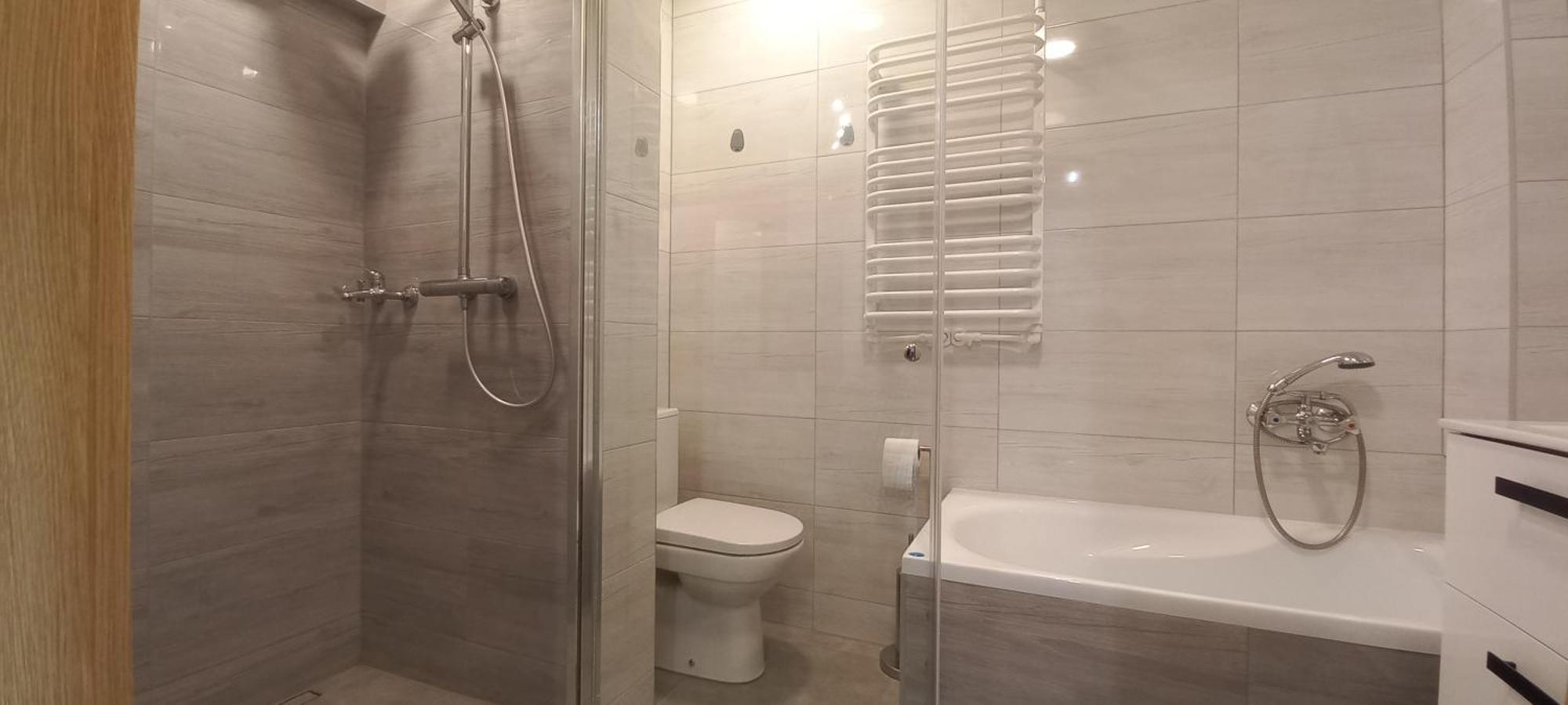 Apartment Juki, Obok Katowice Wynajem Na Doby, Krotkoterminowy, 2 Balkon, 50m2,- Po Kapitalnym Remoncie 2-ga Sypialnia Jest Czescia Salonu Blisko Centrum Leczenia Oparzen 2,5 Km