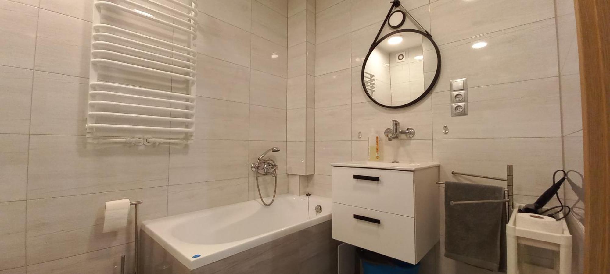Juki, Obok Katowice Wynajem Na Doby, Krotkoterminowy, 2 Balkon, 50m2,- Po Kapitalnym Remoncie 2-ga Sypialnia Jest Czescia Salonu Blisko Centrum Leczenia Oparzen 2,5 Km Apartment Siemianowice Slaskie