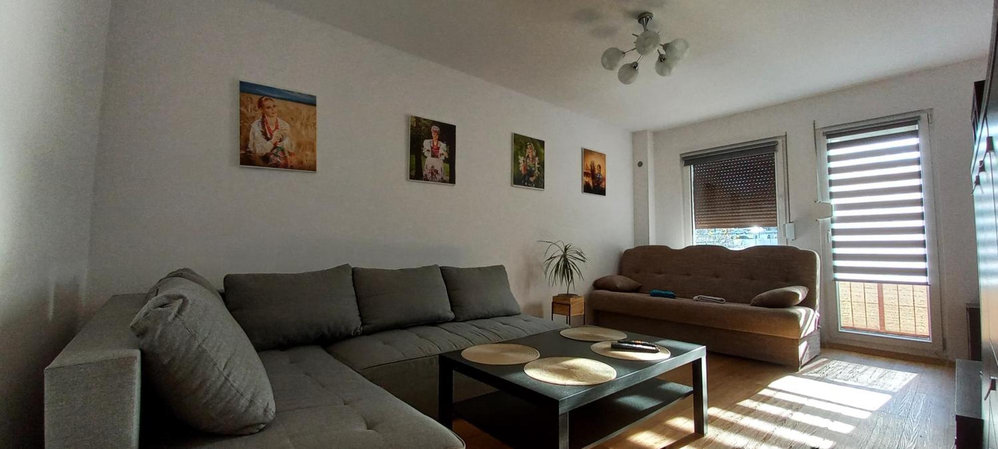 Juki, Obok Katowice Wynajem Na Doby, Krotkoterminowy, 2 Balkon, 50m2,- Po Kapitalnym Remoncie 2-ga Sypialnia Jest Czescia Salonu Blisko Centrum Leczenia Oparzen 2,5 Km * Siemianowice Slaskie