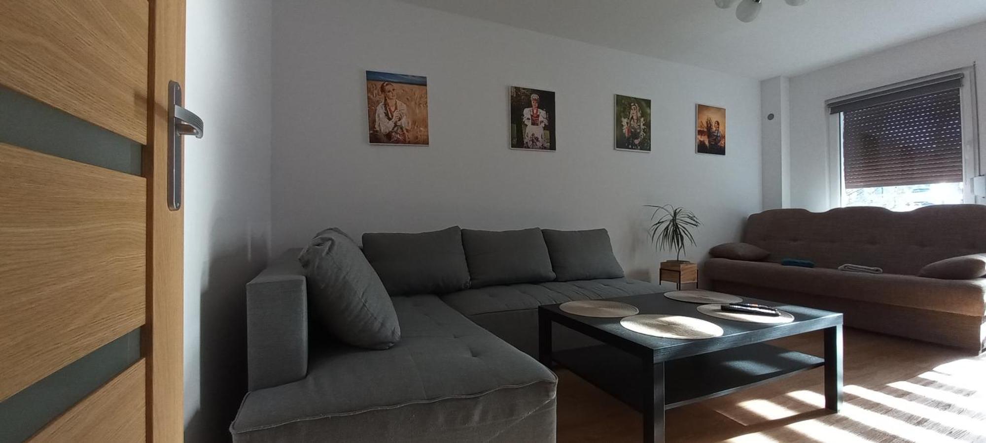 Juki, Obok Katowice Wynajem Na Doby, Krotkoterminowy, 2 Balkon, 50m2,- Po Kapitalnym Remoncie 2-ga Sypialnia Jest Czescia Salonu Blisko Centrum Leczenia Oparzen 2,5 Km